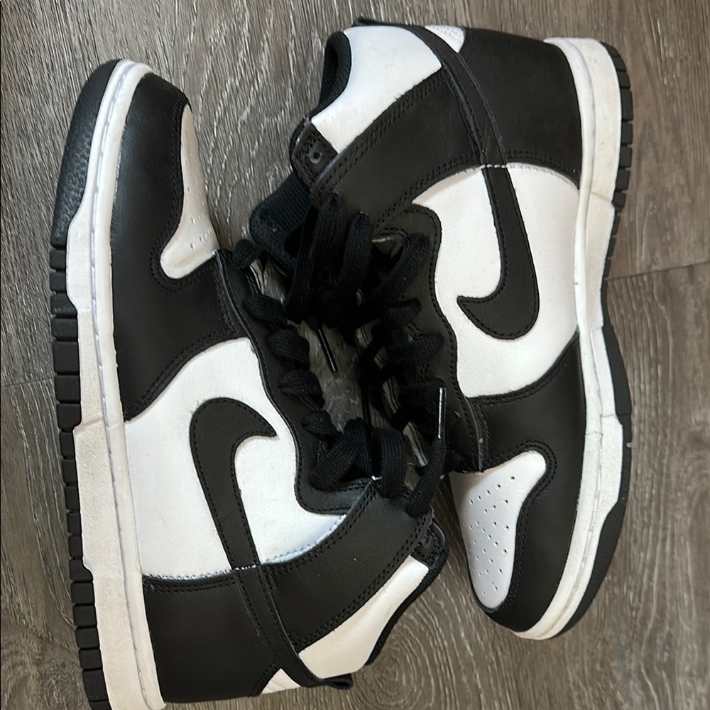 Women Black and White dunk high includes box